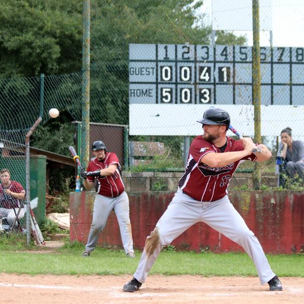 Der Baseballer Jens Weiler von den Zülpich Eagles schlägt den Ball.