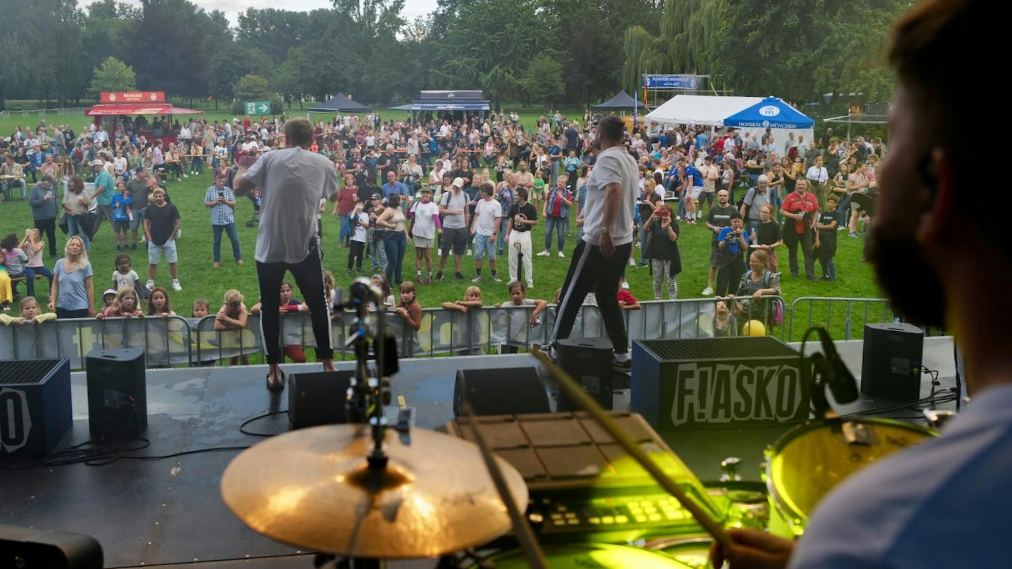 R(h)einspaziert auf Insel Grafenwerth: Band King Loui auf der Bühne.