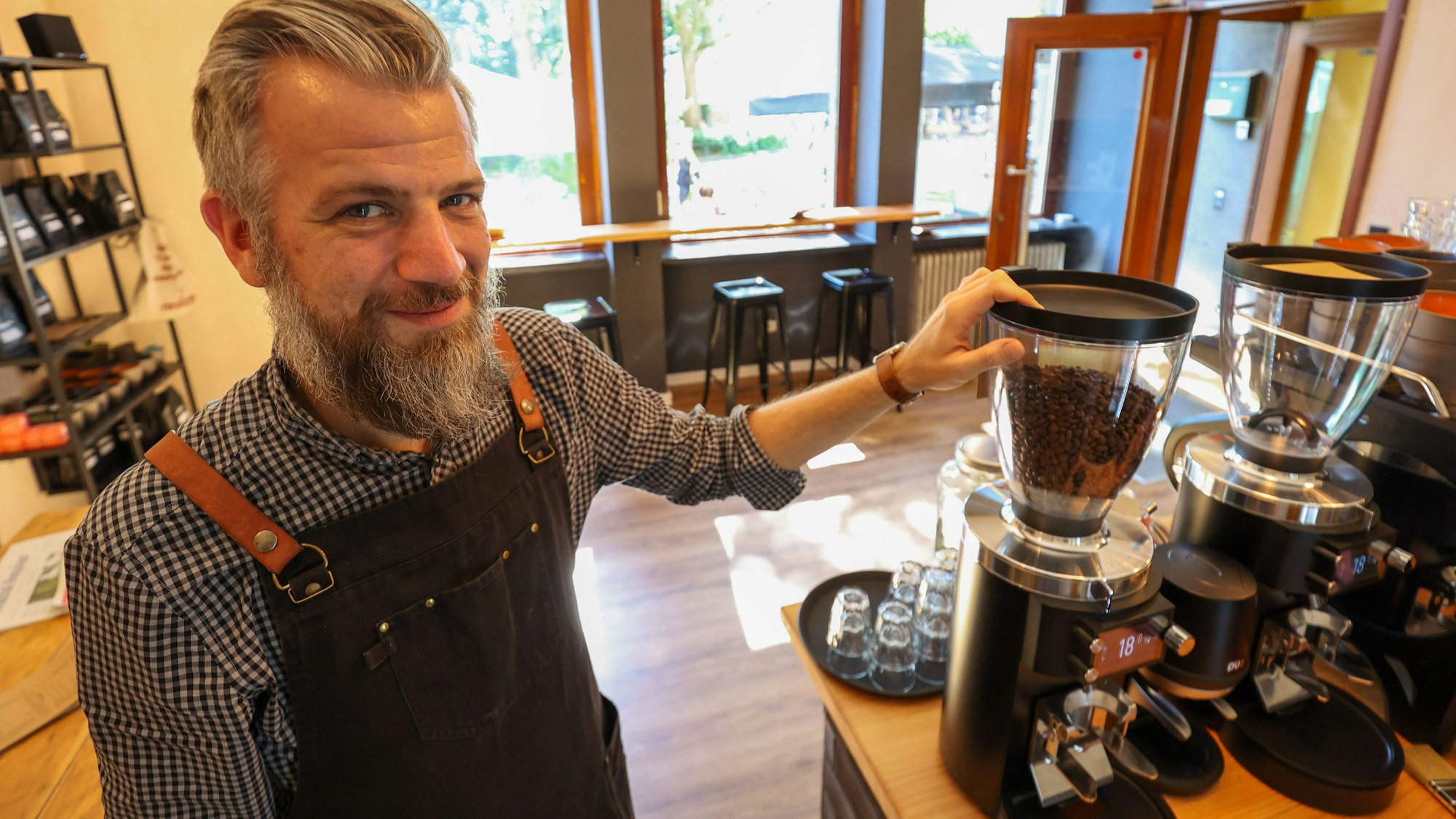 Benjamin Wiemer beim Servieren einer Kuhstulle mit frisch geröstetem Kaffee in der Röstkurve in der Meckenheimer Allee 178 in Bonn Poppelsdorf.