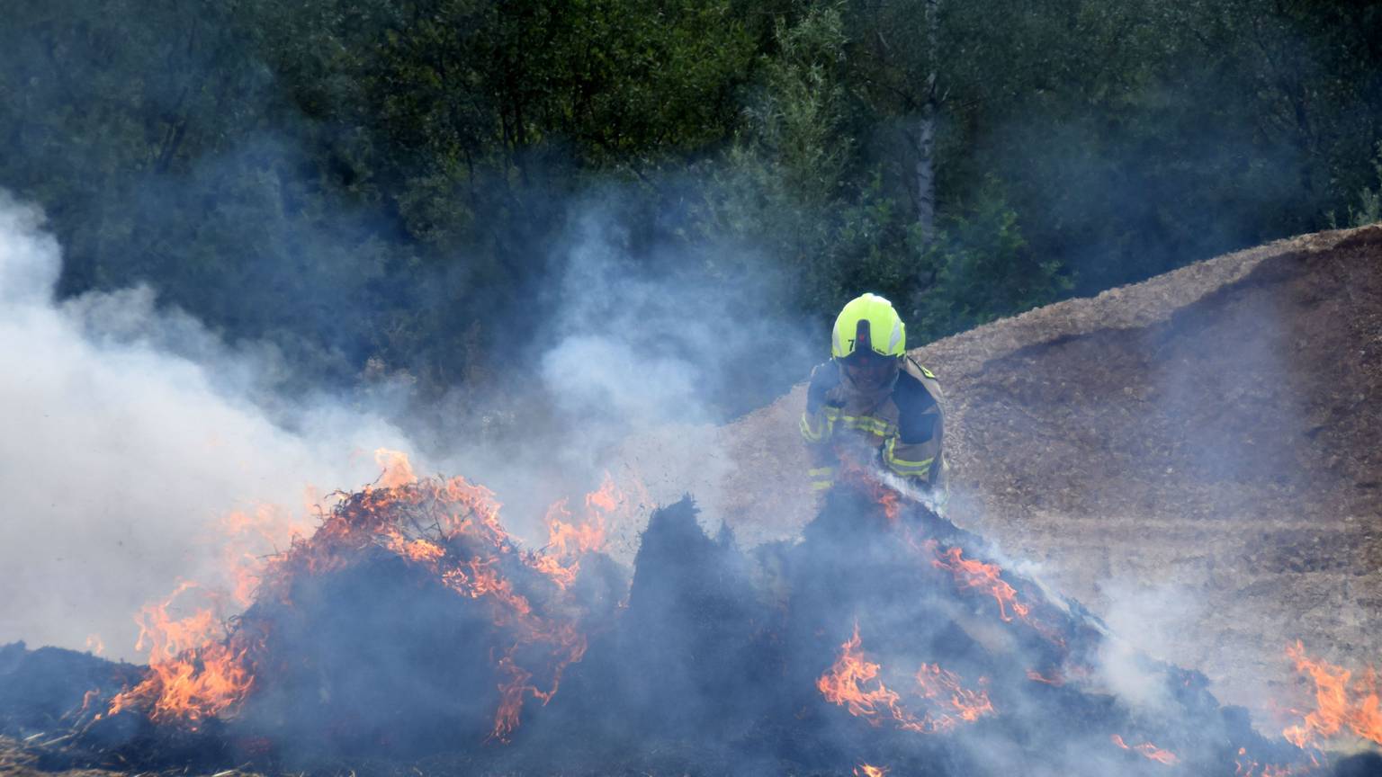 Jugend trifft Blaulicht. 24-Stunden-Übung in der Kiesgruße Straßfeld. Jugendliche der Löschgruppen aus Bornheim versuchten den Brand zu löschen.