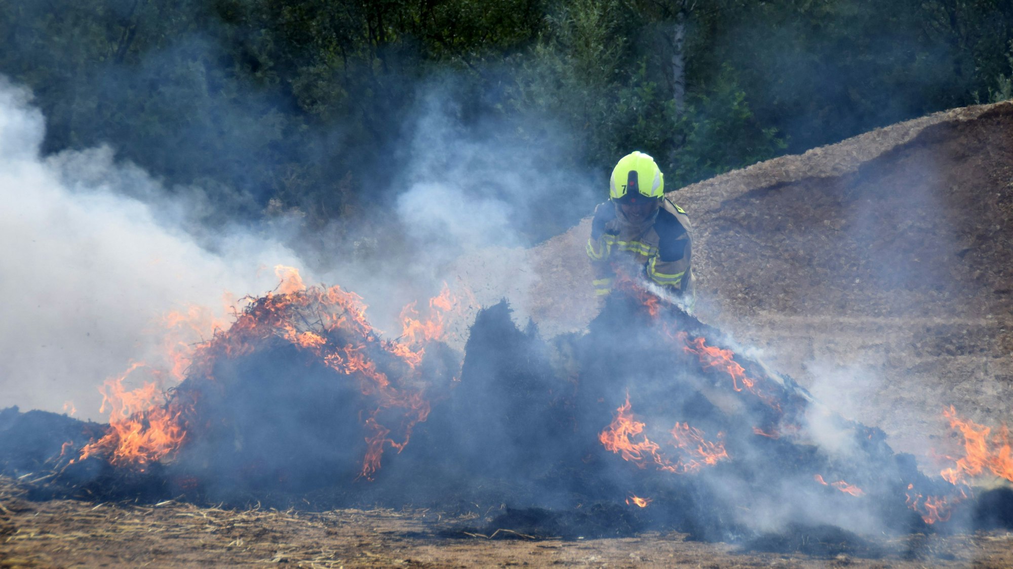 Jugend trifft Blaulicht. 24-Stunden-Übung in der Kiesgruße Straßfeld. Jugendliche der Löschgruppen aus Bornheim versuchten den Brand zu löschen.