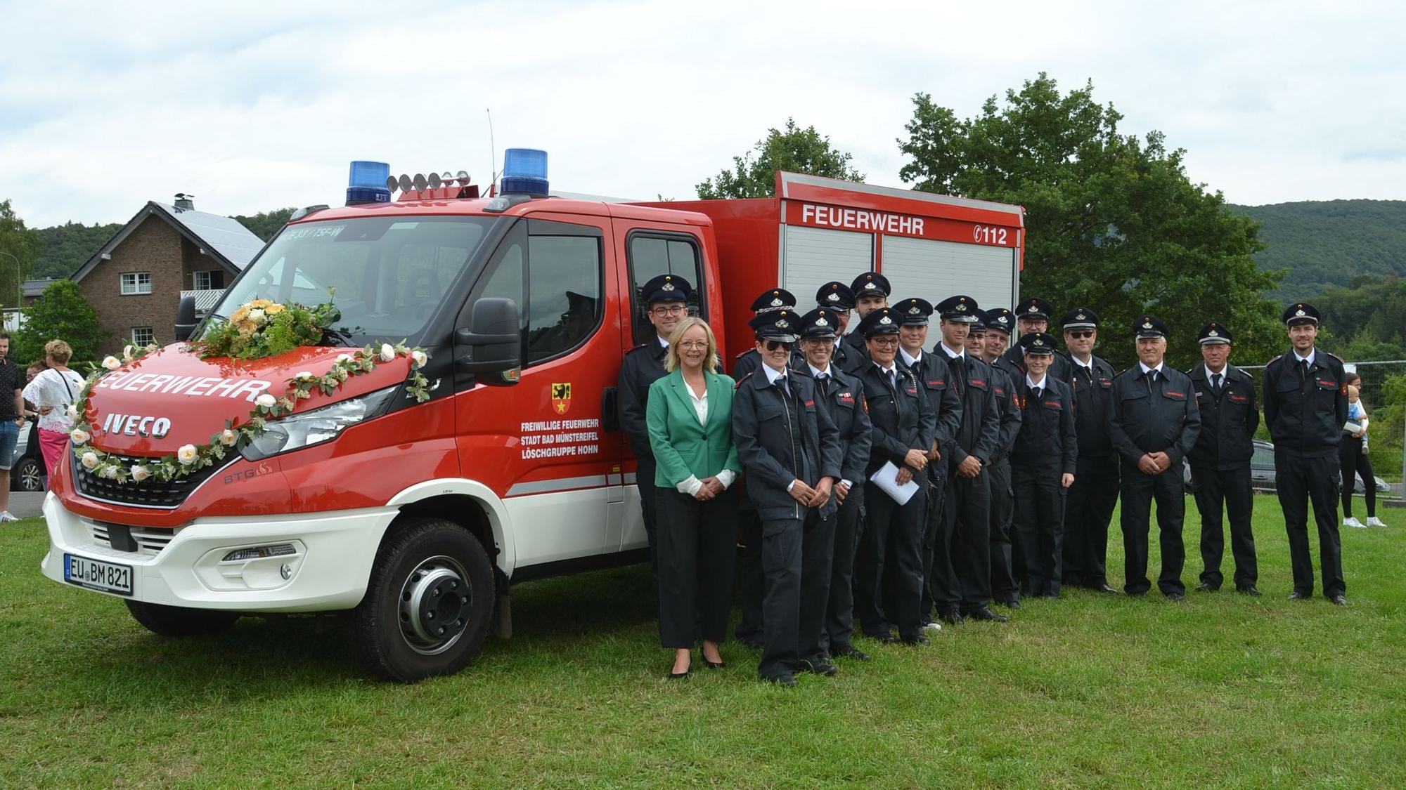 Vor dem neuen Löschfahrzeug stehen die Hohner Feuerwehrleute und Bad Münstereifels Bürgermeisterin Sabine Preiser-Marian.