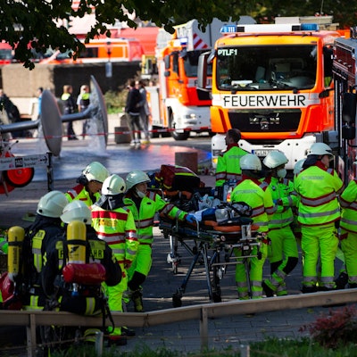 Die Zahl der Rettungseinsätze hat in den vergangenen Jahren in Köln zugenommen (hier ein Einsatz am Ebertplatz). Nun folgt für die Mitarbeitenden die ersehnte Rückkehr zur 24-Stunden-Schicht.