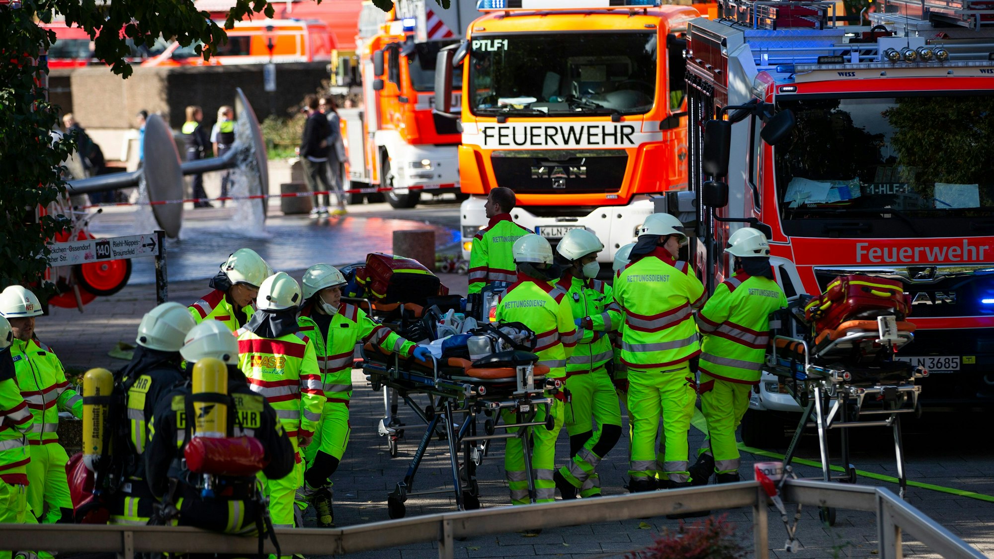 Die Zahl der Rettungseinsätze hat in den vergangenen Jahren in Köln zugenommen (hier ein Einsatz am Ebertplatz). Nun folgt für die Mitarbeitenden die ersehnte Rückkehr zur 24-Stunden-Schicht.