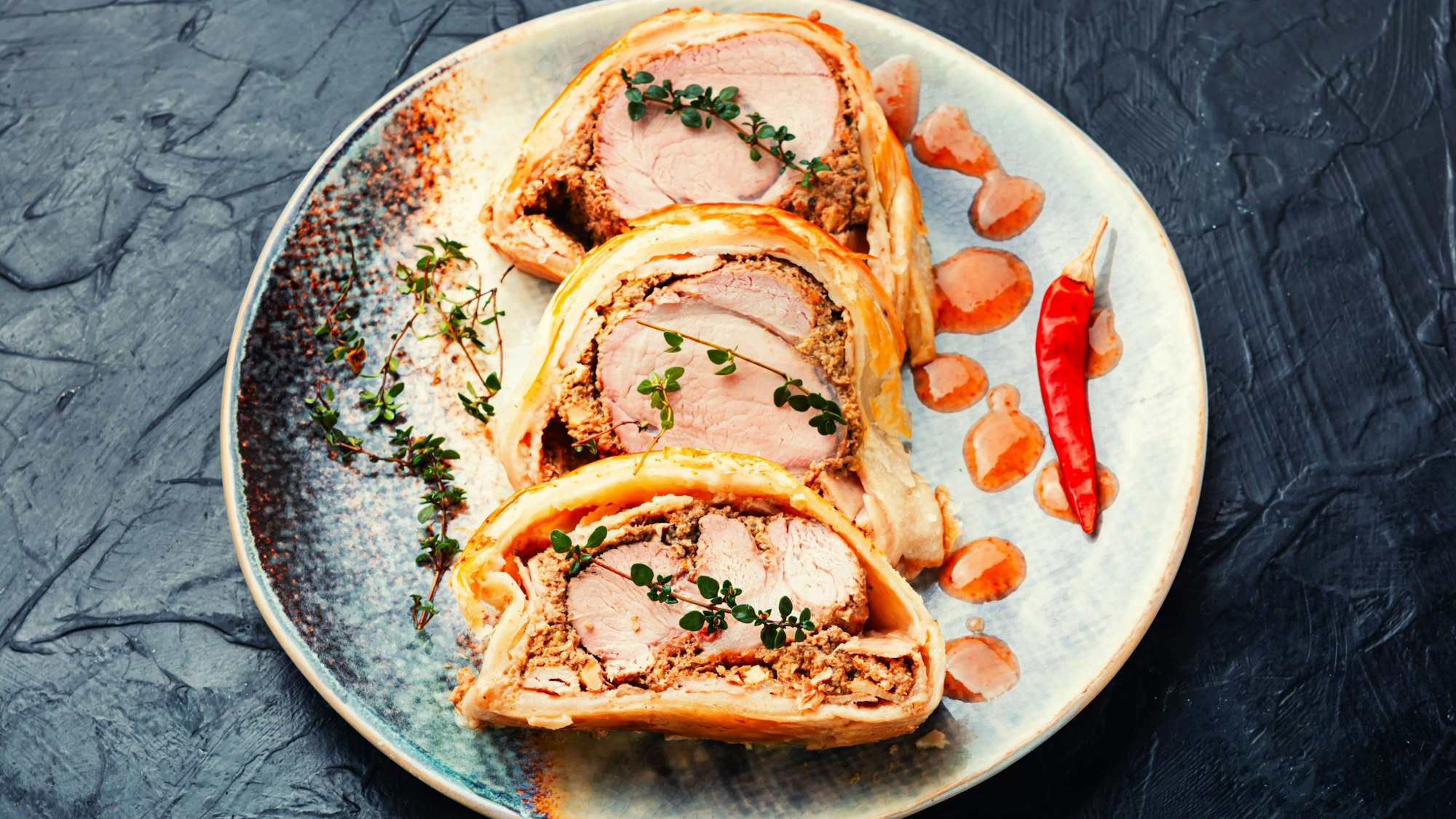 Beim Filet Wellington handelt es sich um ein Rinderfilet mit einer Ummantelung aus Duxelles im Blätterteigmantel.