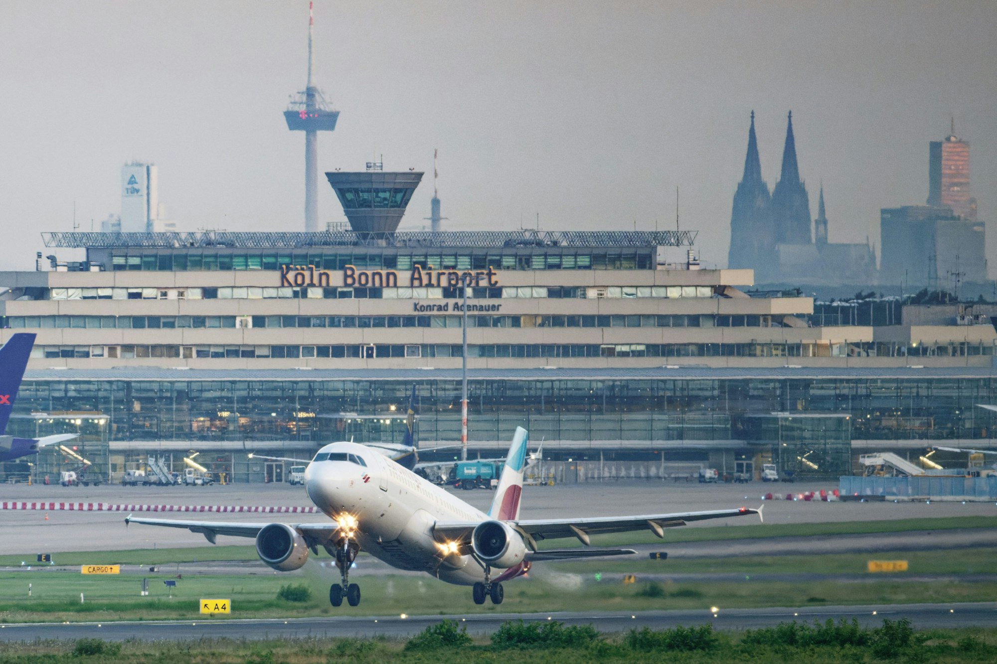 Köln: Eine Maschine der Fluggesellschaft Eurowings startet vom Flughafen Köln/Bonn.