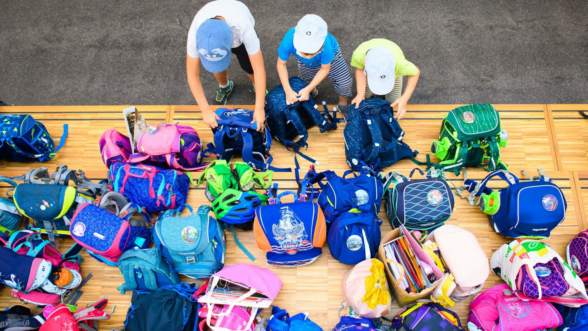 Das Foto zeigt KInder mit Schulranzen.