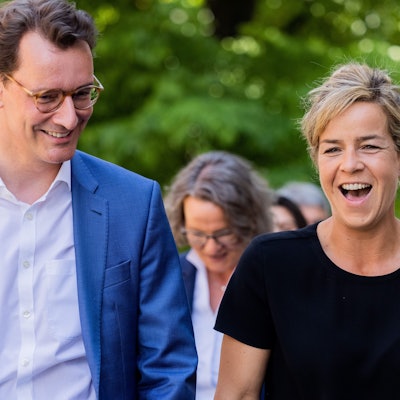 Das NRW-Führungsduo Hendrik Wüst und Mona Neubaur bekommt vom FDP-Landeschef keine guten Noten.