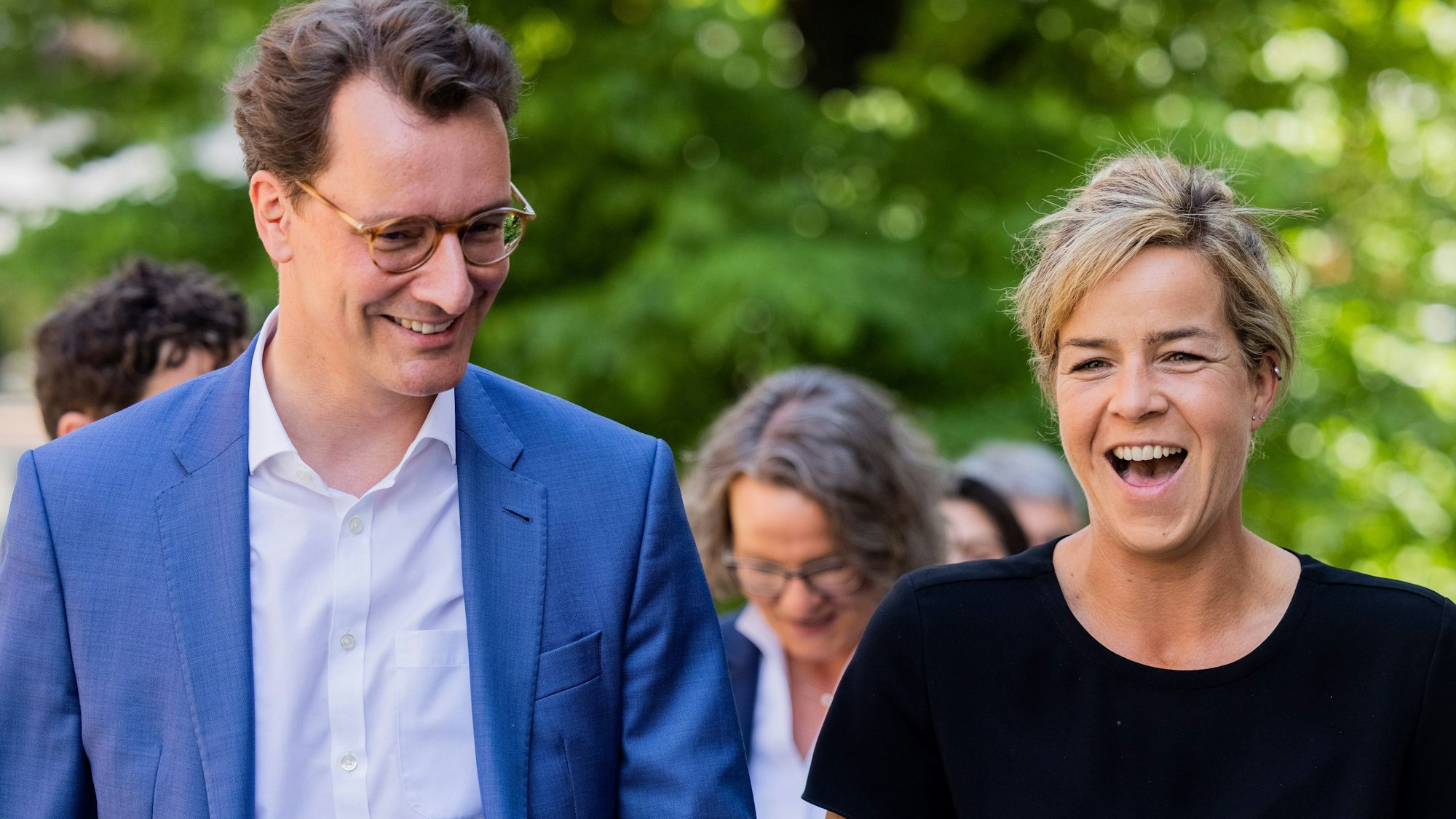 Das NRW-Führungsduo Hendrik Wüst und Mona Neubaur bekommt vom FDP-Landeschef keine guten Noten.