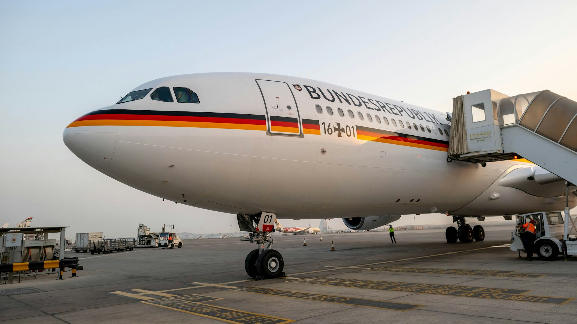 Abu Dhabi: Die Regierungsmaschine, ein Airbus A340-300, musste ungeplant mit Annalena Baerbock an Bord in die Vereinigten Arabischen Emirate zurückkehren.