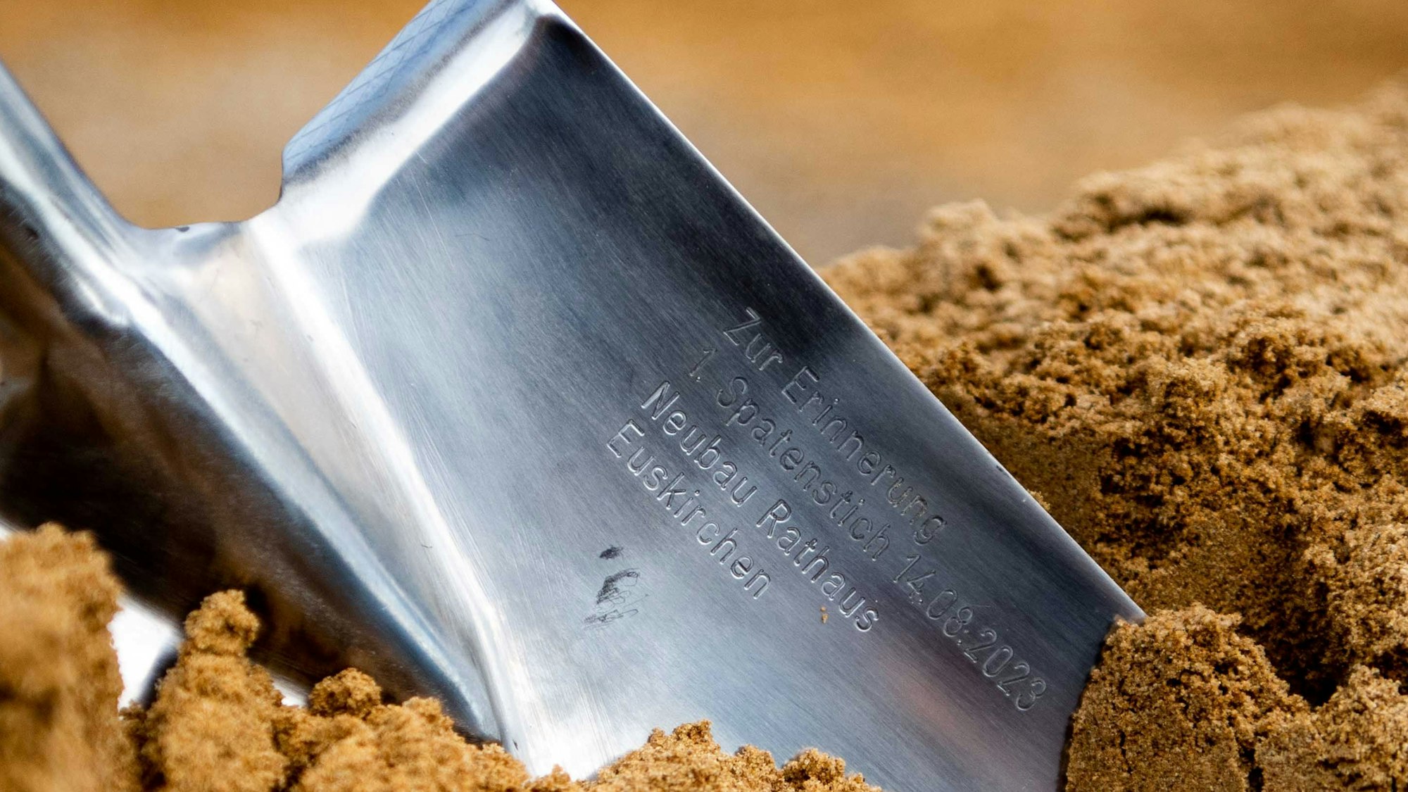 Die Spaten trugen eine spezielle Gravur: "Zur Erinnerung - 1. Spatenstich 14.08.2023 - Neubau  Rathaus Euskirchen".