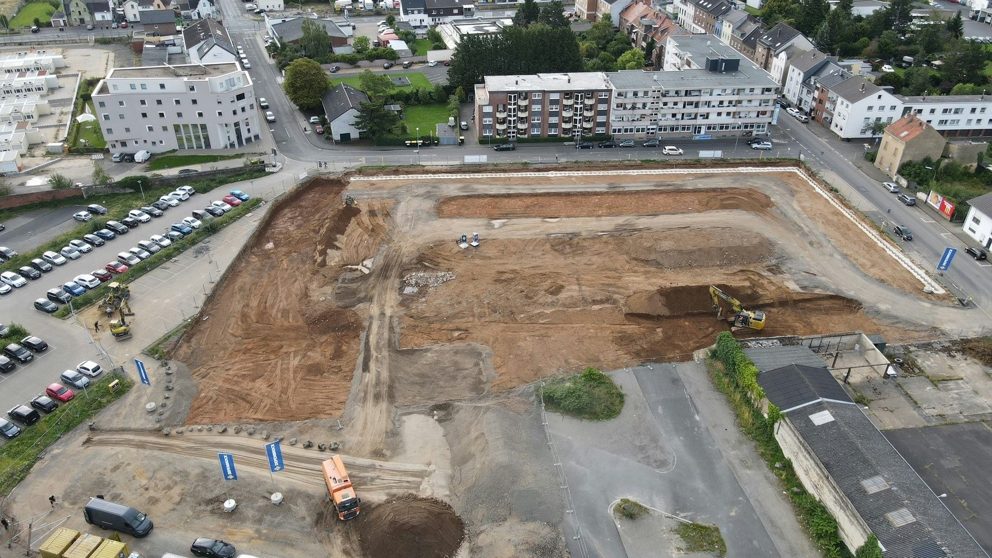 Die Baufirma hat auf dem Eckgrundstück Roitzheimer Straße/An der Vogelrute die Erde abgeschoben. Dort entsteht das neue Rathaus der Stadt Euskirchen.