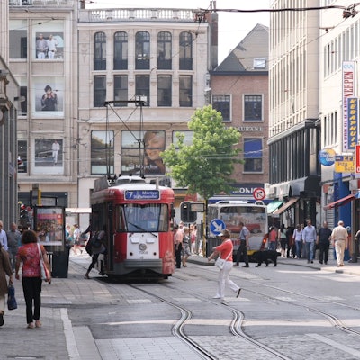 Szene mit Spaziergängern und Straßenbahn in der Innenstadt von Antwerpen 2009.