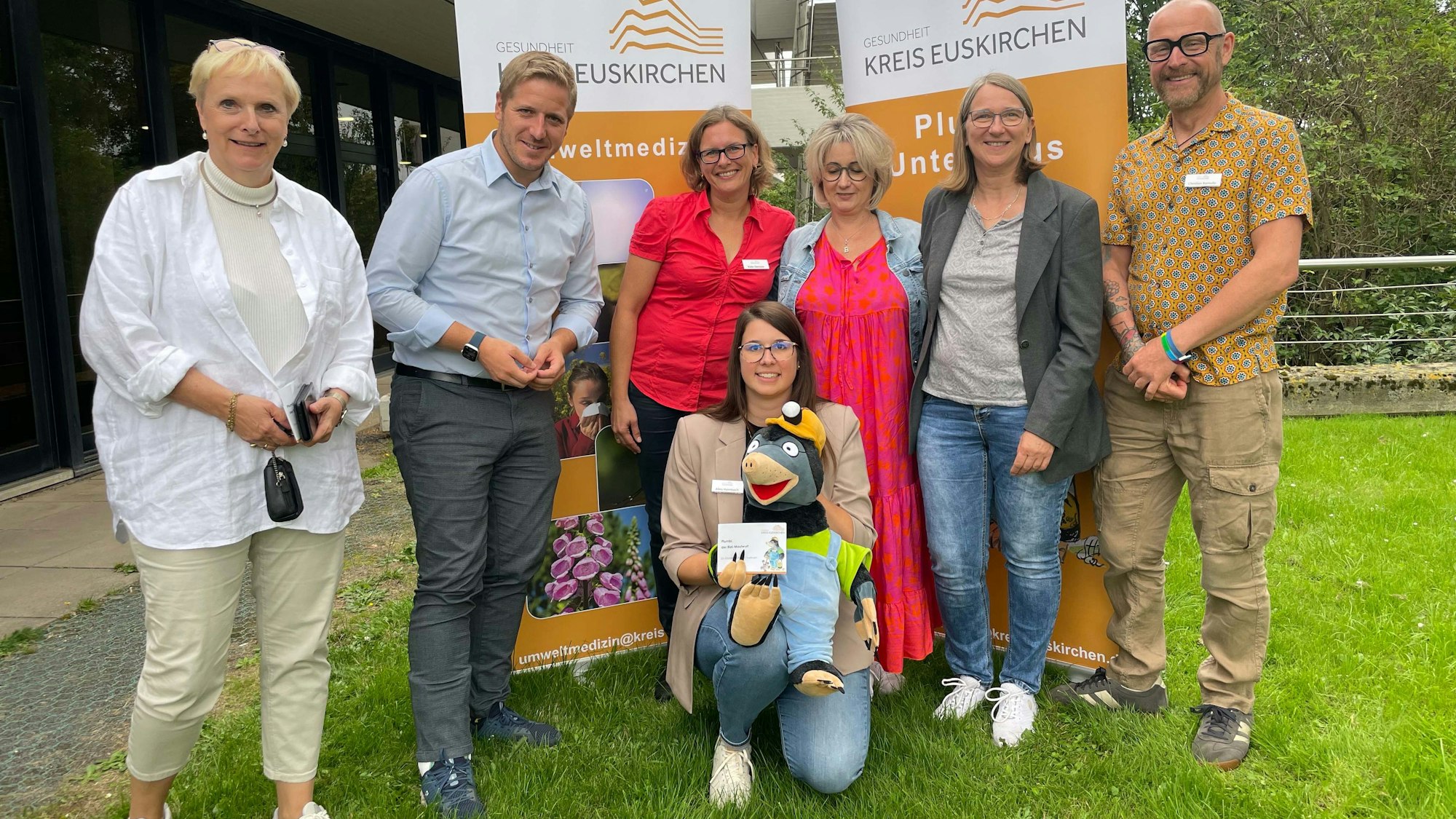 Das Bild zeigt die Mitarbeiterinnen der Fachstelle Umweltmedizin, des Gesundheitsamtes und Landrat Markus Ramers.