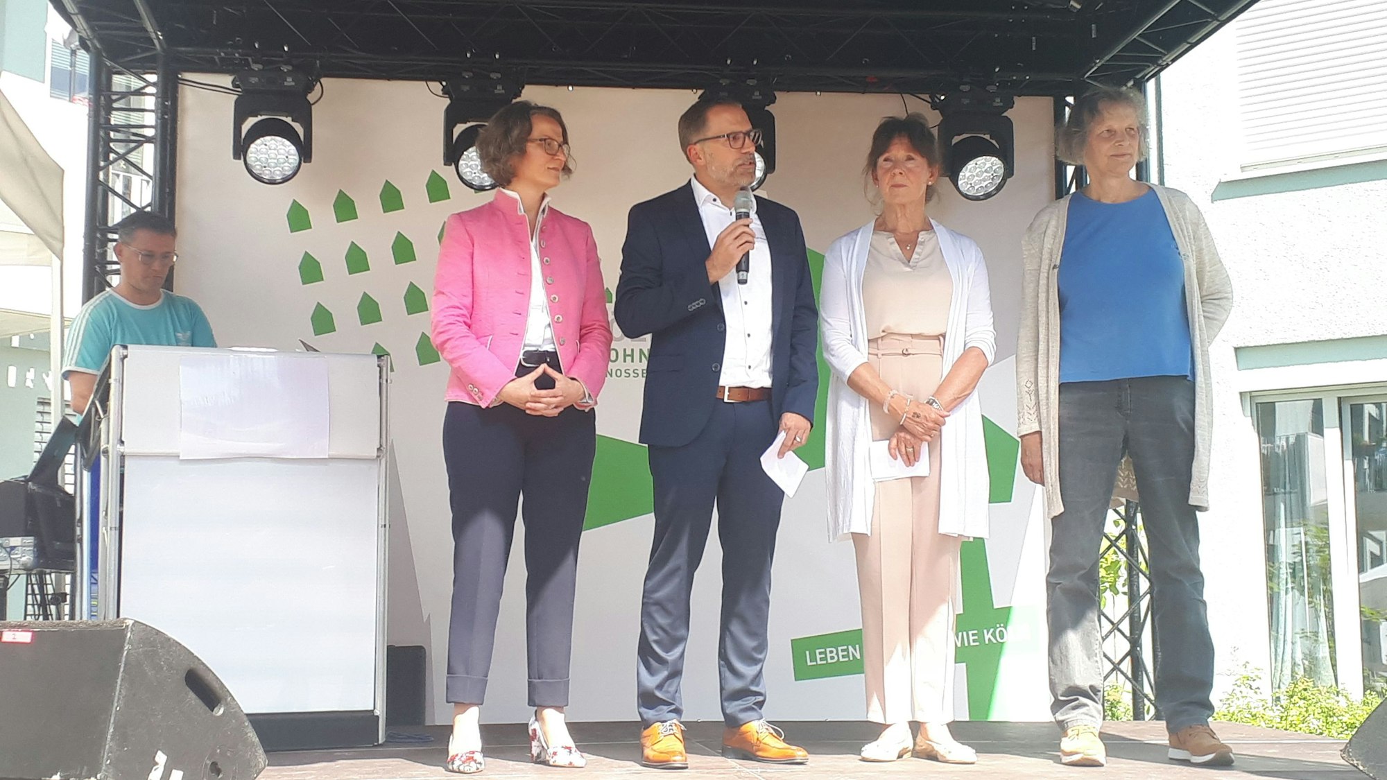 NRW-Bauministerin Ina Scharrenbach, Christoph Moossen (Kölner Wohnungsgenossenschaft), Marion Sett (VdW / Aachener SWG) und die Nippeser Bezirksbürgermeisterin Diana Siebert (v.l.)