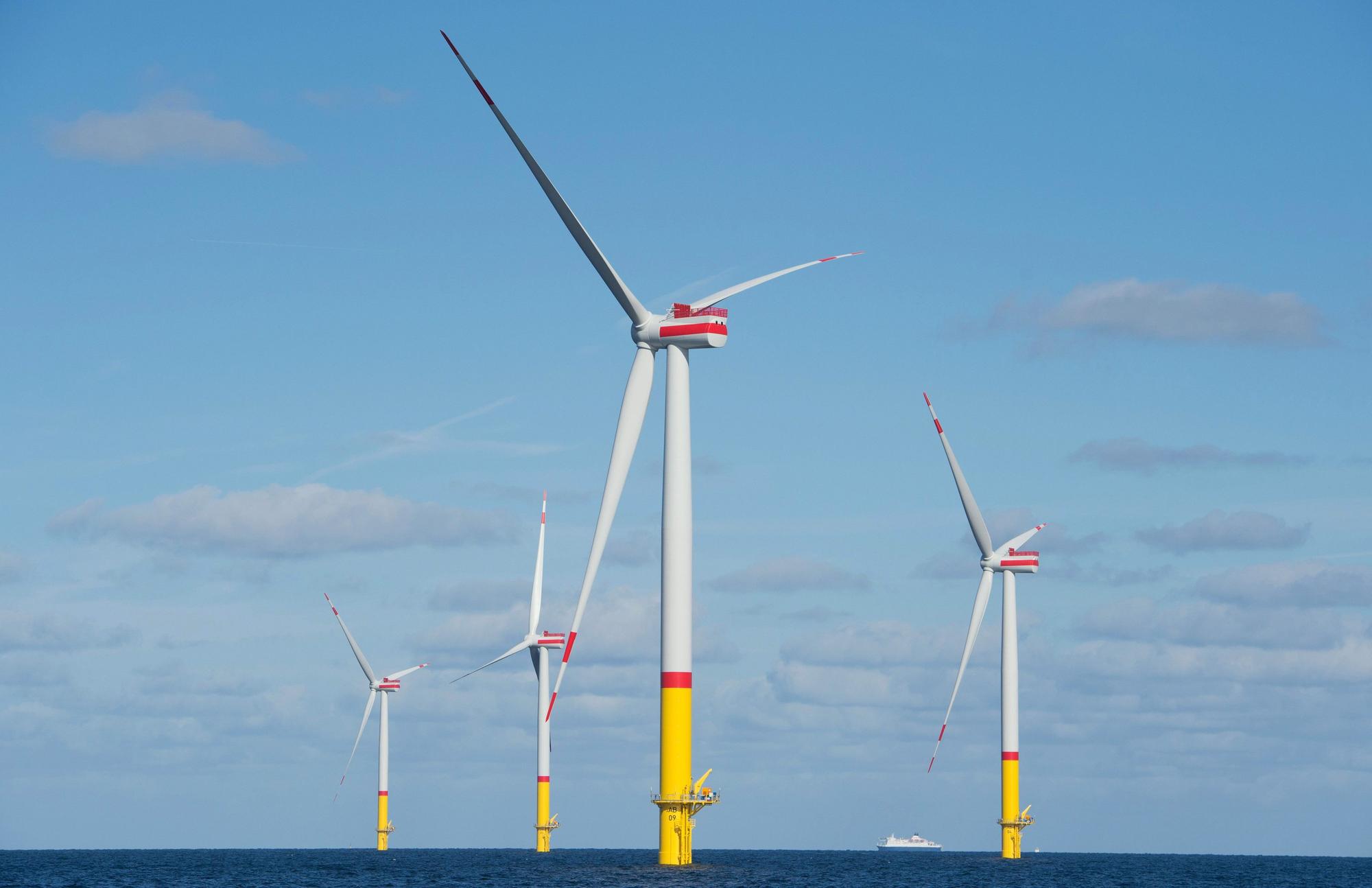Sassnitz: Blick auf den Offshore-Windpark ‚Arkona‘ in der Ostsee vor der Insel Rügen.