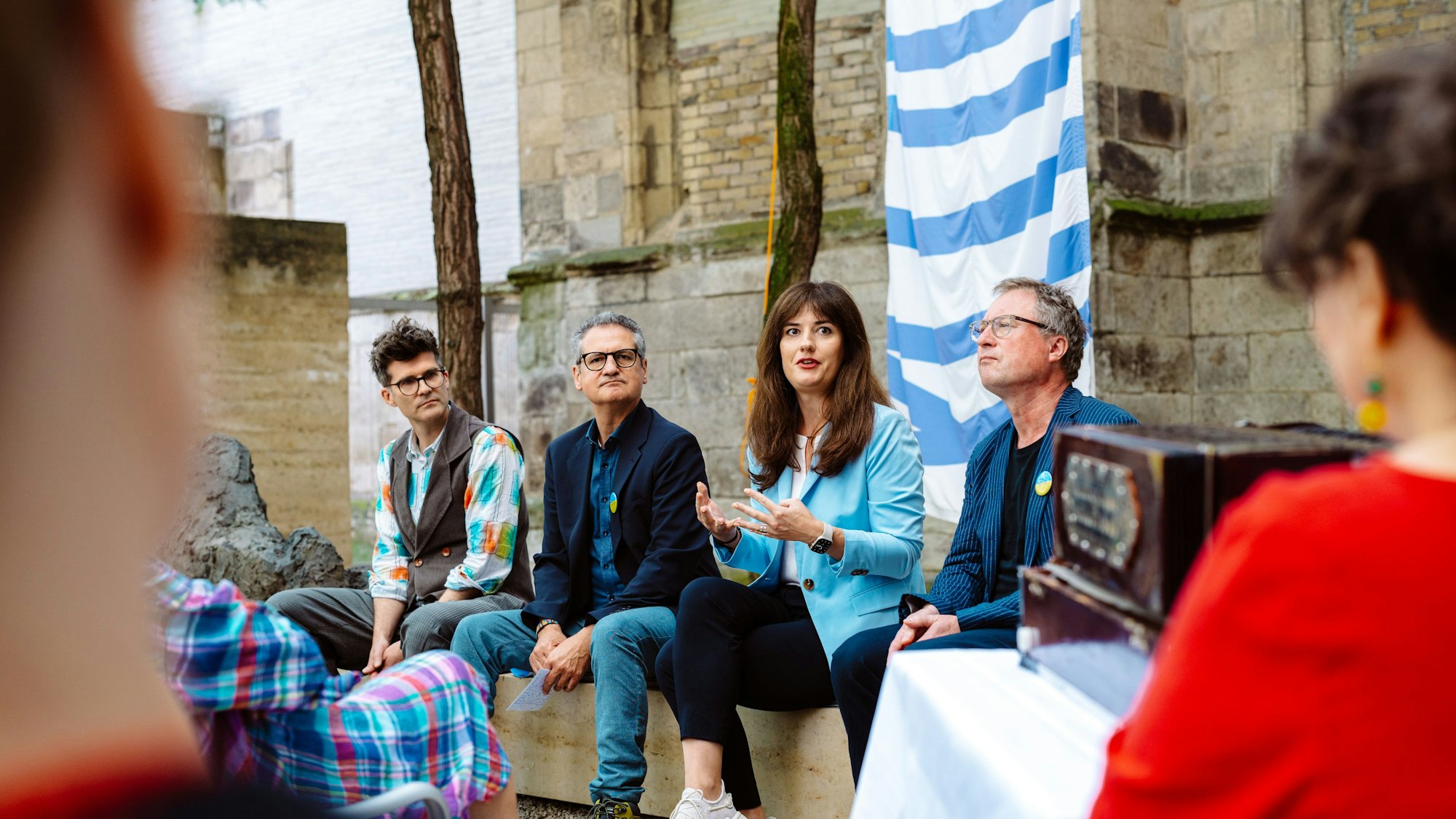Menschen sitzen im Innenhof des Kolumba-Museums.