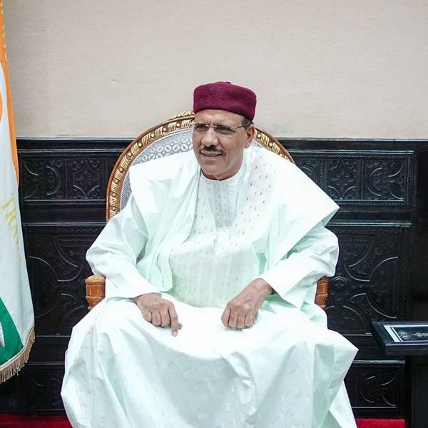 Mohamed Bazoum, Staatspräsident der Republik Niger, erwartet die deutsche Außenministerin. Nigers neue Machthaber wollen den gestürzten Präsidenten Mohamed Bazoum wegen Hochverrats anklagen. Das teilte ein Sprecher der seit einem Putsch vor fast drei Wochen regierenden Junta in der Nacht zum Montag im nationalen Rundfunk mit. Gemeinsam mit Bazoum müssten sich auch weitere seiner «Komplizen» vor Gericht verantworten.