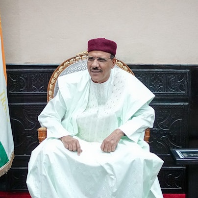 Mohamed Bazoum, Staatspräsident der Republik Niger, erwartet die deutsche Außenministerin. Nigers neue Machthaber wollen den gestürzten Präsidenten Mohamed Bazoum wegen Hochverrats anklagen. Das teilte ein Sprecher der seit einem Putsch vor fast drei Wochen regierenden Junta in der Nacht zum Montag im nationalen Rundfunk mit. Gemeinsam mit Bazoum müssten sich auch weitere seiner «Komplizen» vor Gericht verantworten.