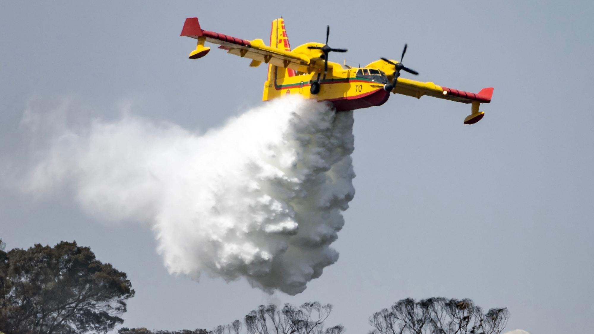 Ein Löschflugzeug der Königlichen Marokkanischen Luftwaffe löscht einen Flächenbrand in Nordmarokko.