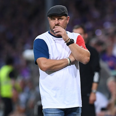 Steffen Baumgart verfolgt das Spiel.