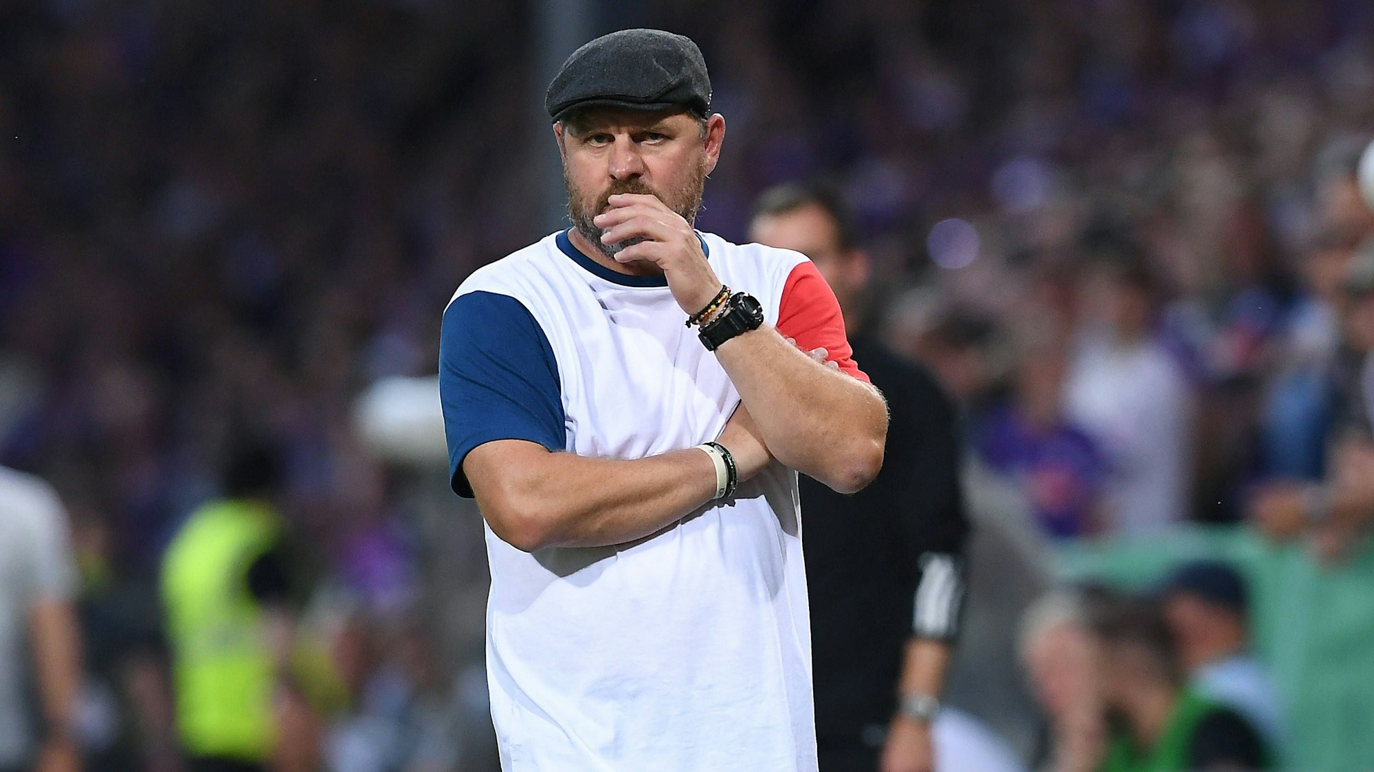 Steffen Baumgart verfolgt das Spiel.