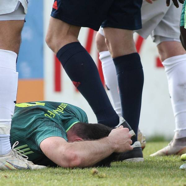 Ein Spieler liegt bei einem Spiel in der Kreisliga am Boden. (Symbolbild)