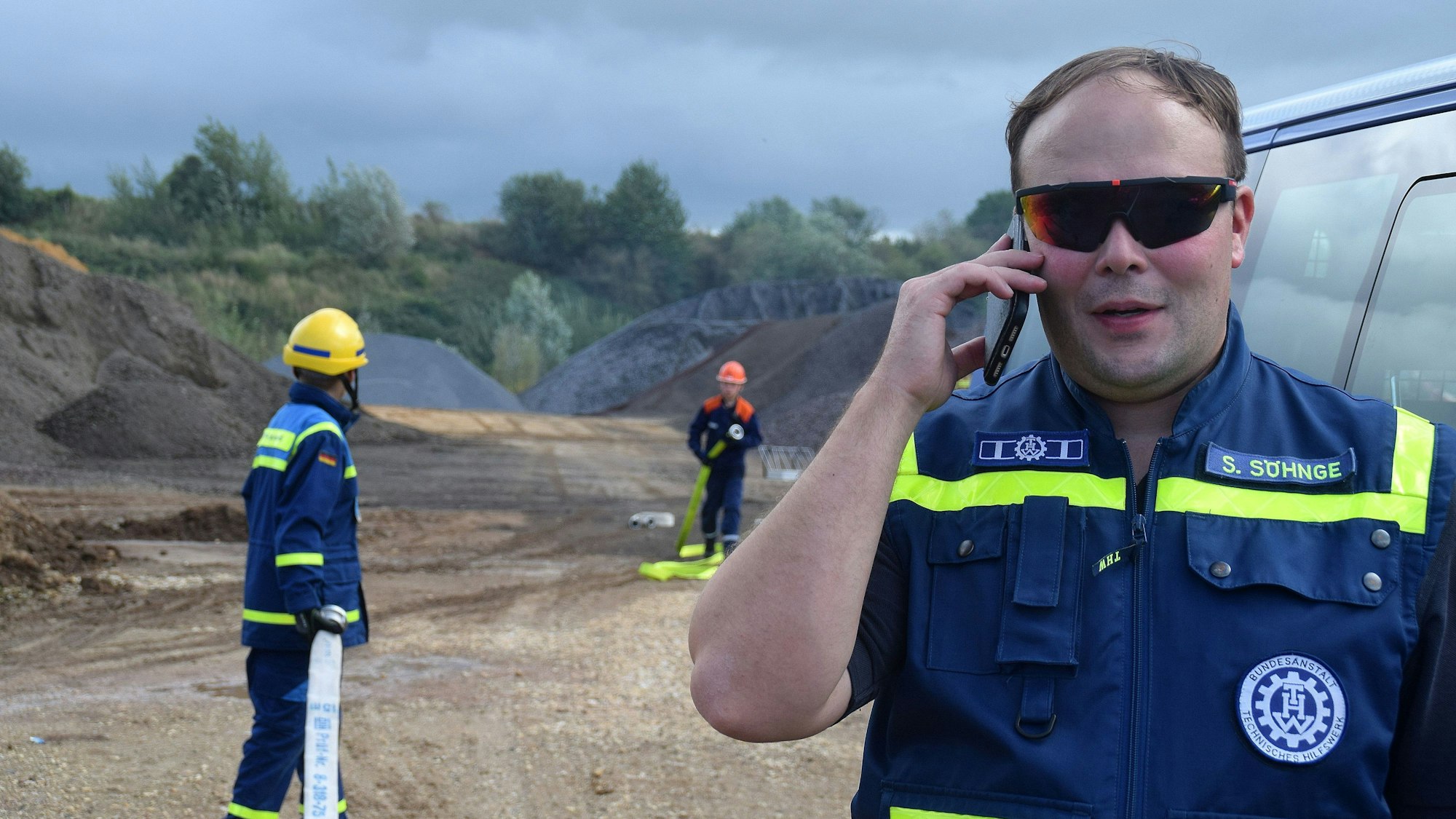 Jugendbetreuer Sven Söhnge bespricht sich mit den Einsatzkräften.