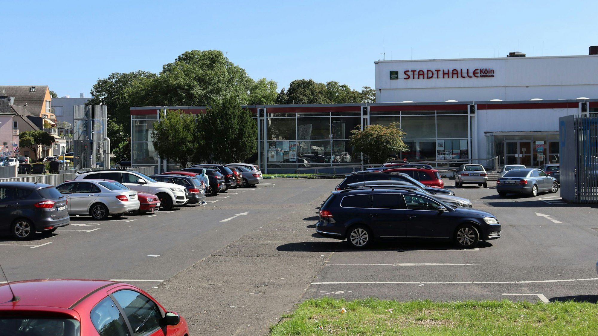 Mülheimer Politiker warten auf die Parkplatzbeleuchtung an der Mülheimer Stadthalle.