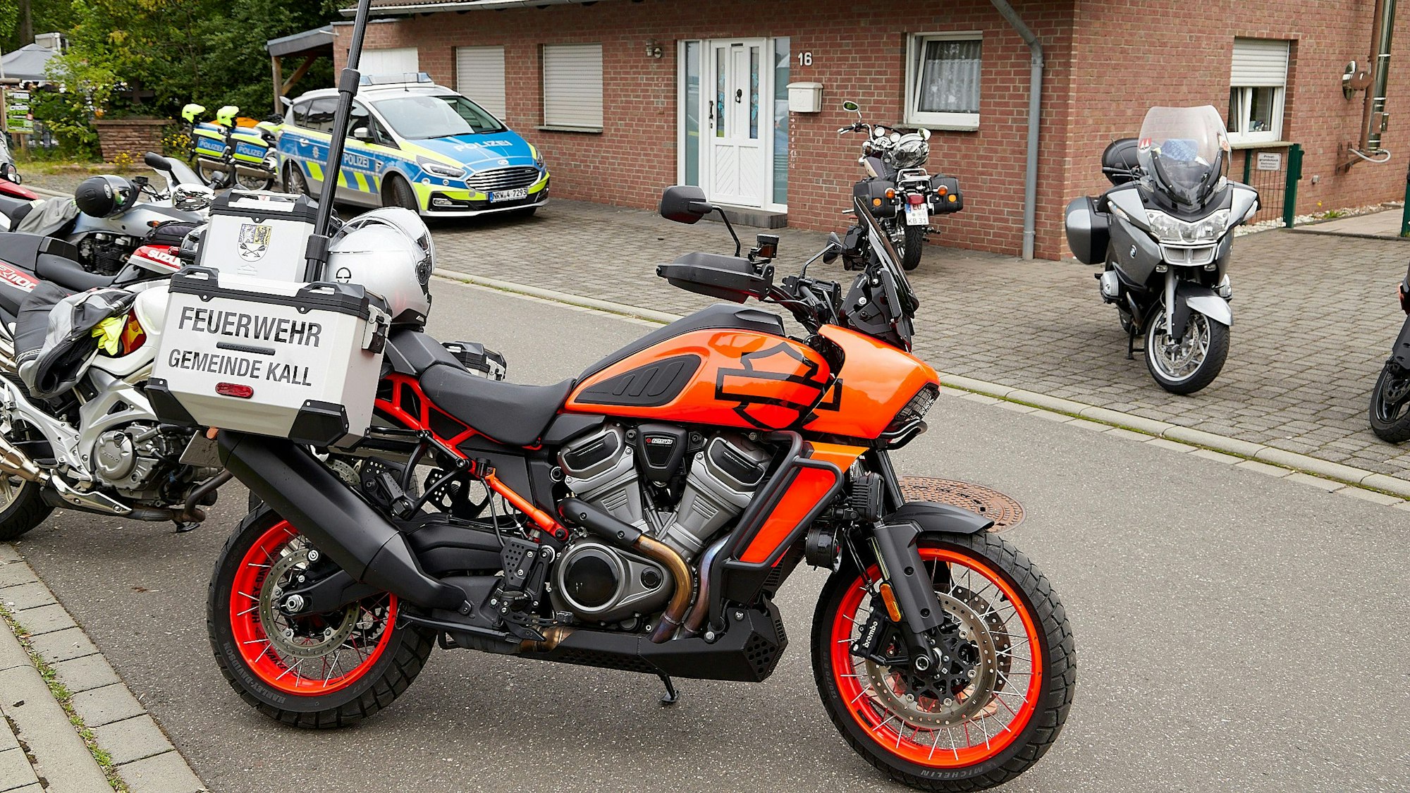 Das Bild zeigt die rote Harley-Davidson der Kaller Feuerwehr.
