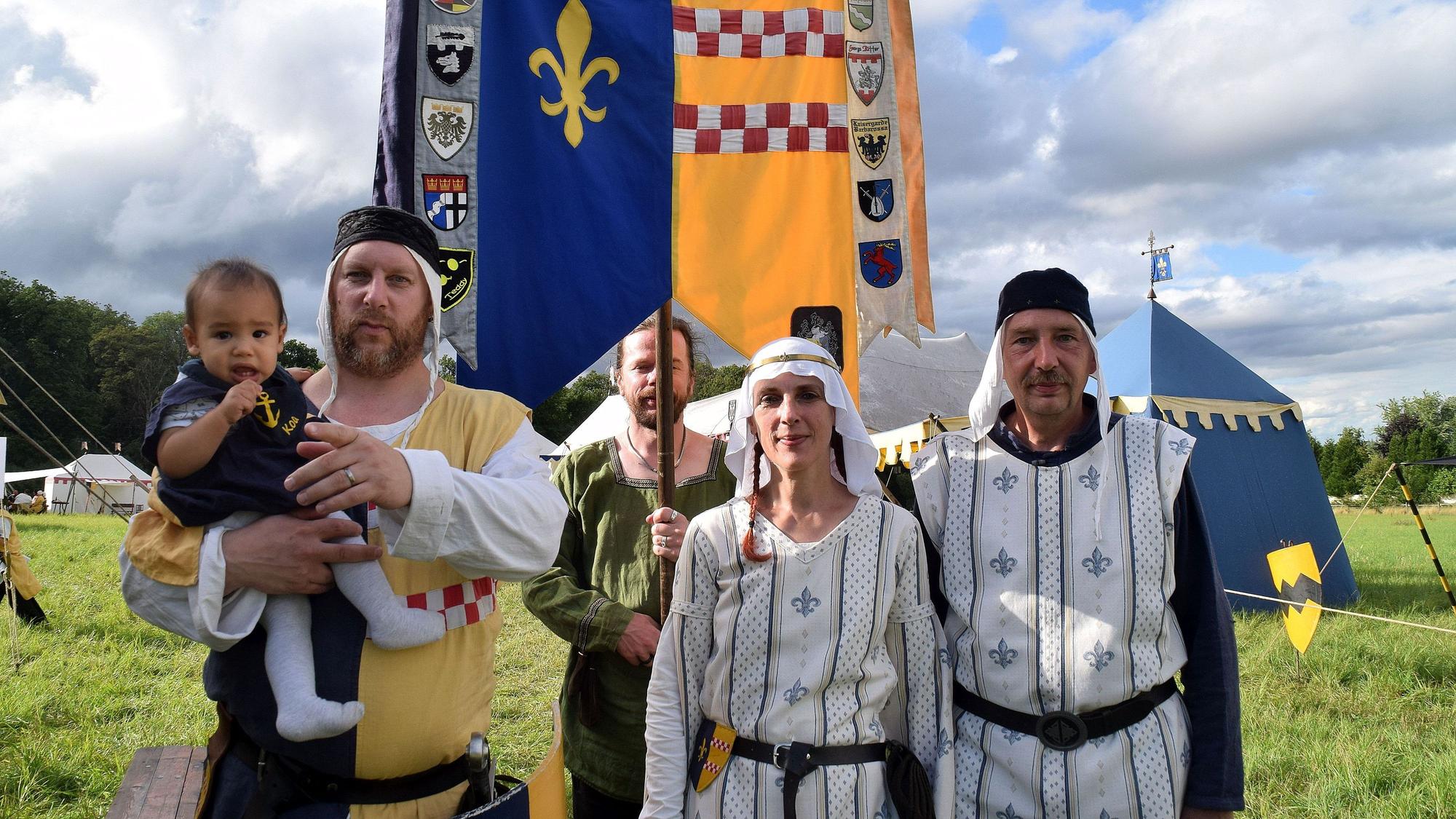 14. August 2023. Rheinbach. Ritterschlag der Tomburg Ritter. Ritter Elmar von der Drachenlilie (Elmar Sann, rechts) schlug Axel Schregel (links) zum Ritter Hektor Hopfenschreck von der Stierau. Mit im Bild Wappenträger Kai Hoffmann und die Vorsitzende der Tomburg Ritter, Annegret Sann.
