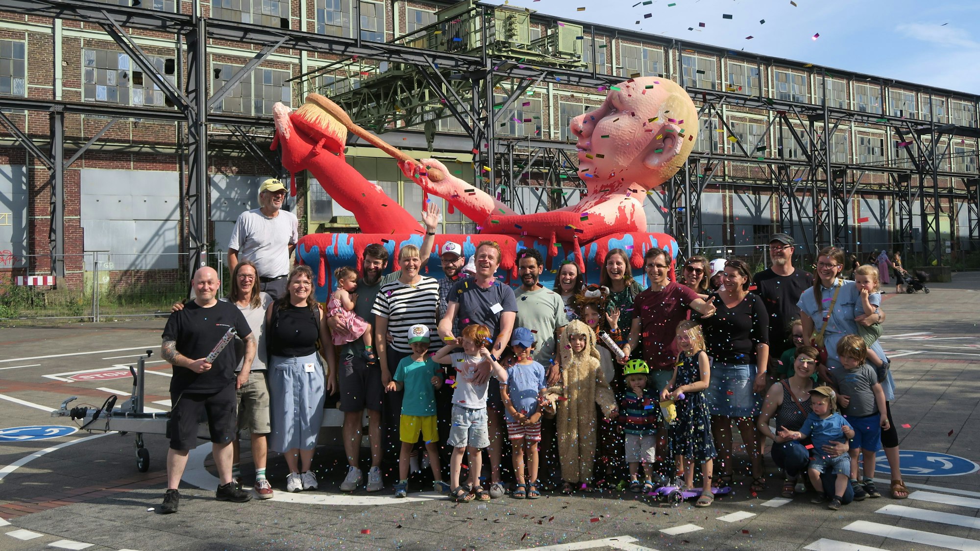 Die Karnevalisten stehen vor dem Wagen.