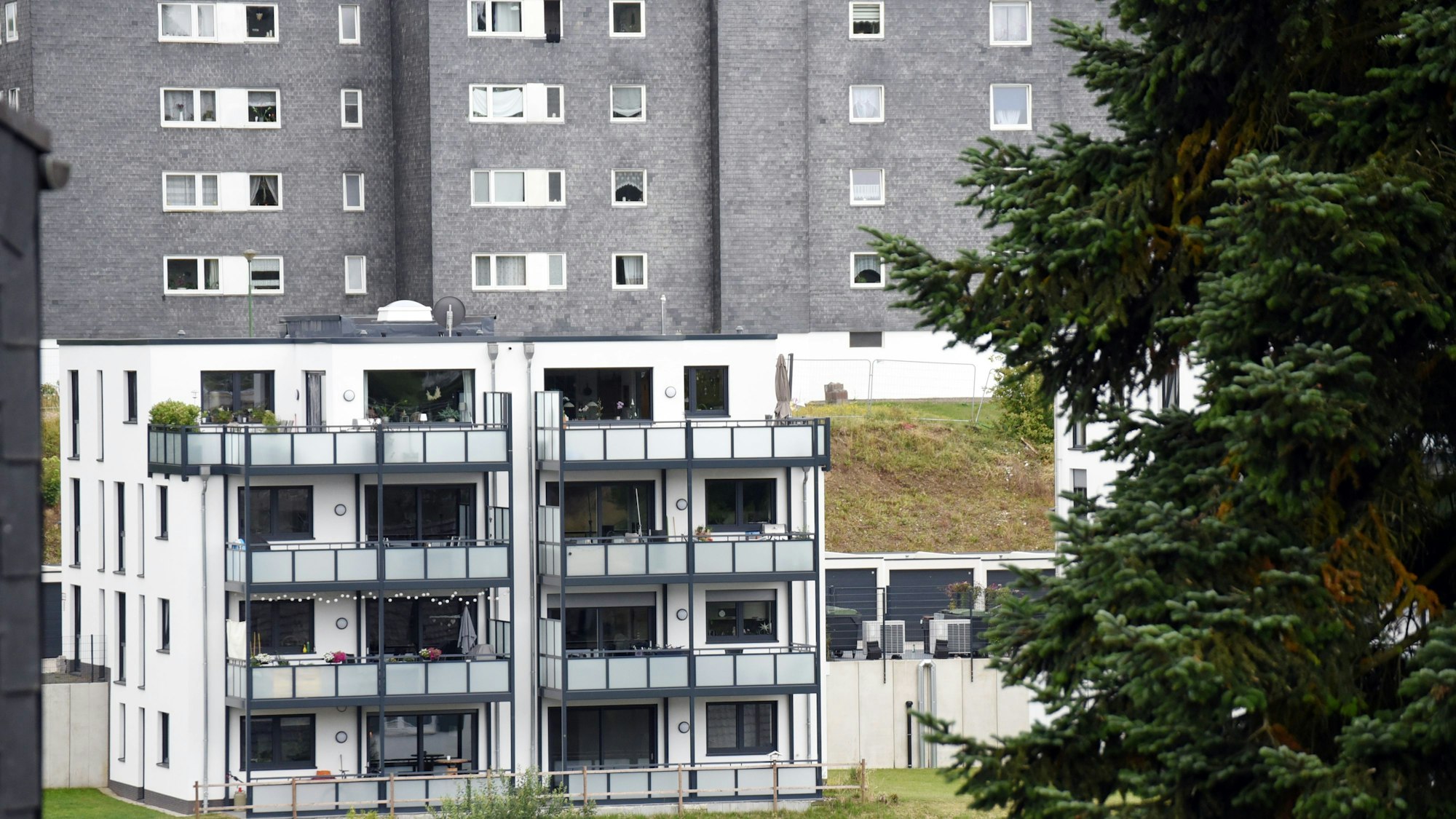 Mehrfamilienhäuser an einem steilen Hang in Wipperfürth.