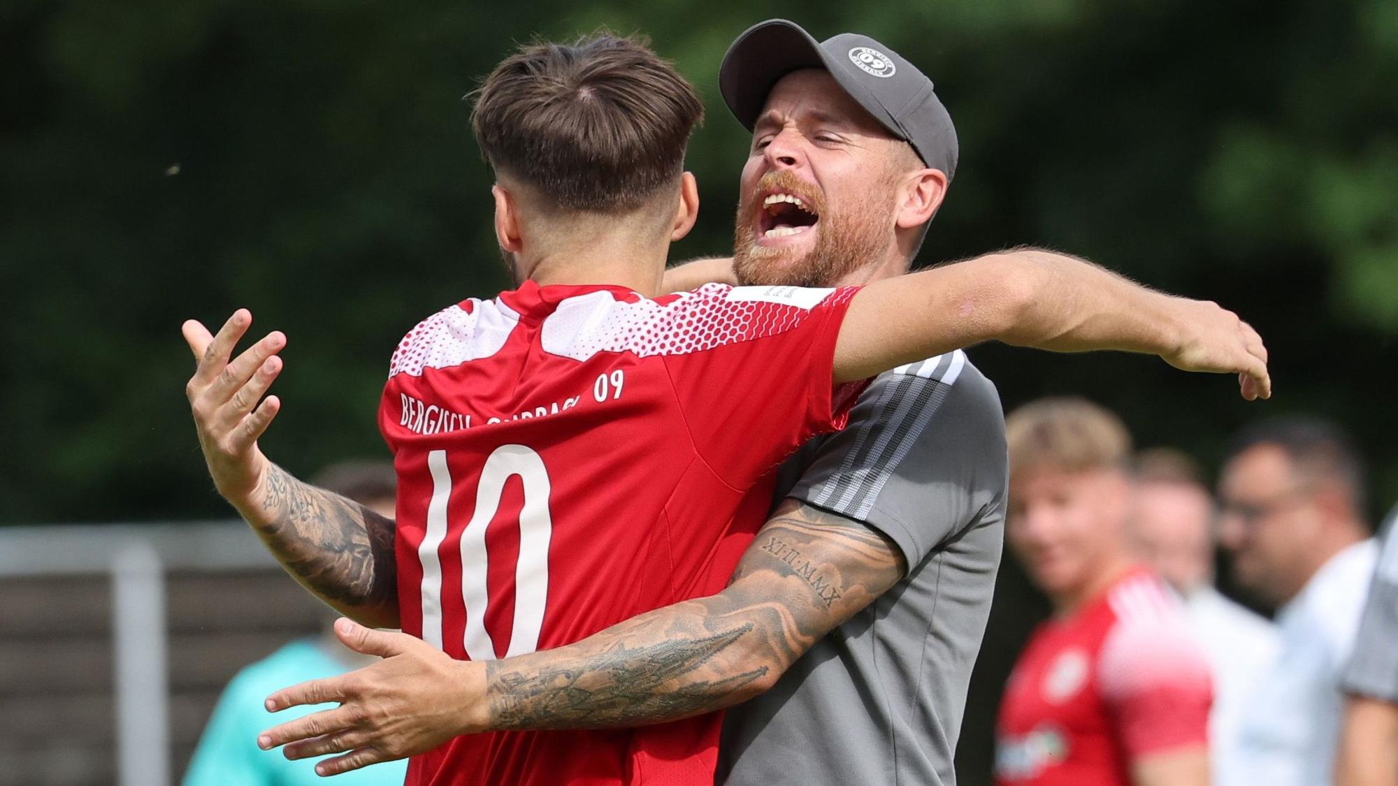 Trainer Mike Wunderlich und Thomas Idel jubeln