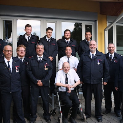 Im Bild eine Gruppe von geehrten Feuerwehrleuten.