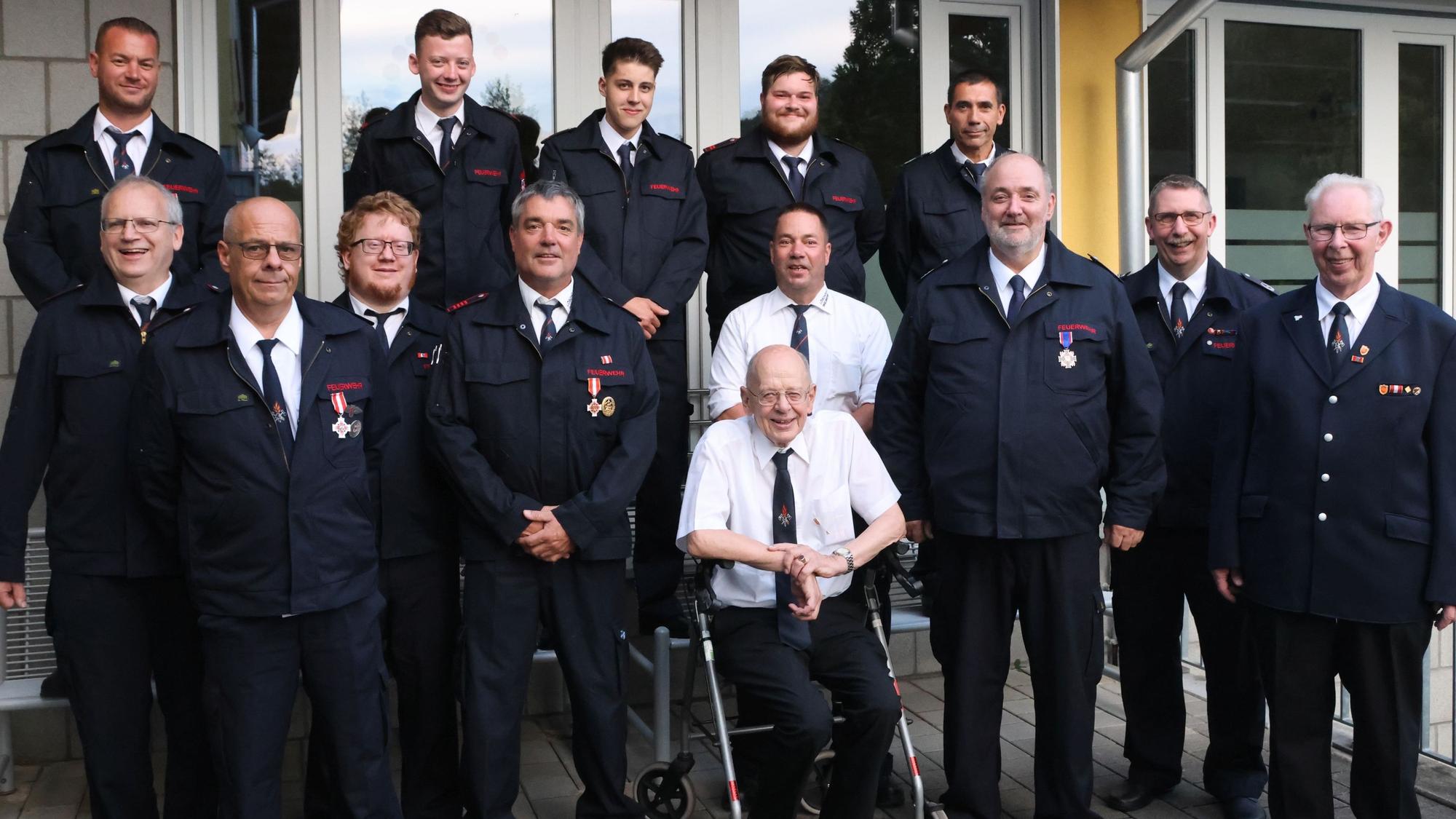 Im Bild eine Gruppe von geehrten Feuerwehrleuten.