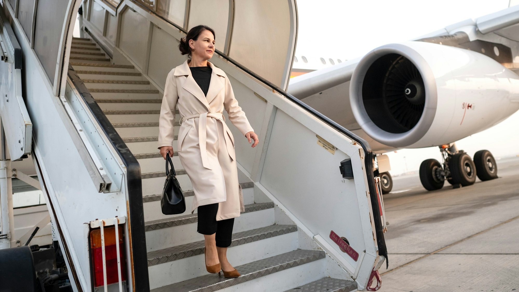 14.08.2023, Vereinigte Arabische Emirate, Abu Dhabi: Annalena Baerbock (Bündnis 90/Die Grünen), Außenministerin, steigt aus der Regierungsmaschine. Nach einer Zwischenlandung zum Auftanken in Abu Dhabi in den Vereinigten Arabischen Emiraten musste Außenministerin Baerbock (Grüne) am frühen Montagmorgen ihren Flug zu einer einwöchigen Reise nach Australien, Neuseeland und Fidschi vorerst abbrechen. Foto: Sina Schuldt/dpa +++ dpa-Bildfunk +++