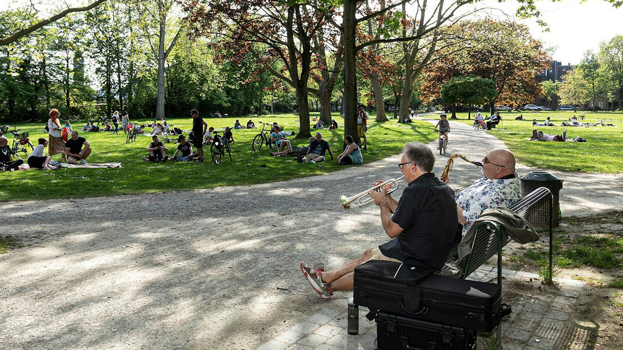Bernd Delbrügge und Ebasa Palllada bei einem Parkkonzert im Rochuspark.