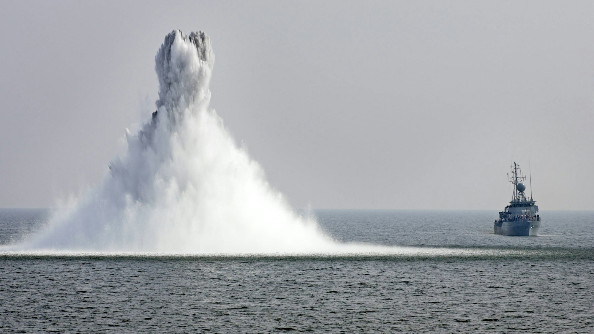 Das Foto zeigt die Sprengung einer Seemine bei einer Übung der deutschen Marine. In Rumänien ist nun eine vermutlich russische Seemine vor einem Touristenort explodiert. (Archivbild)x