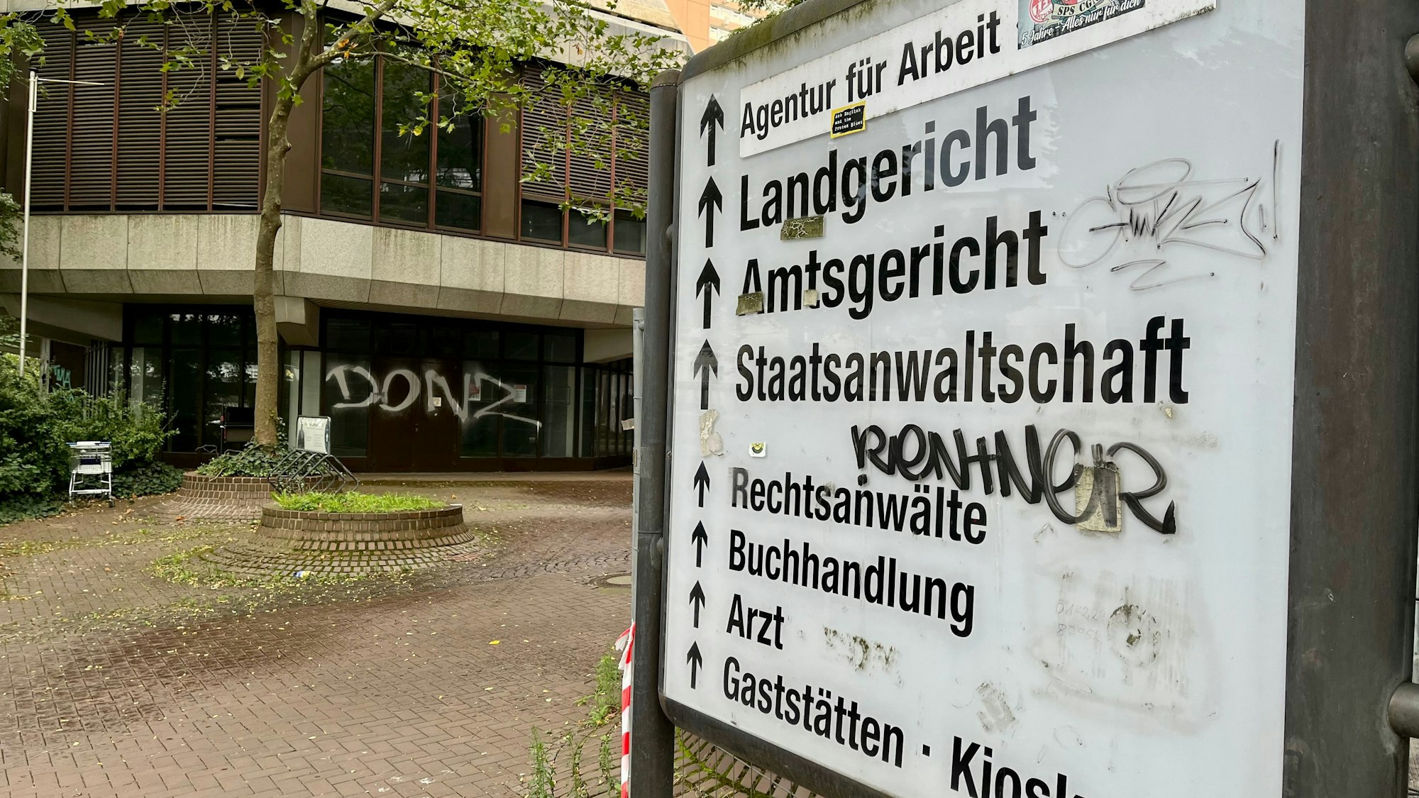 Schilder vor dem Amts-und Landgericht in Köln.