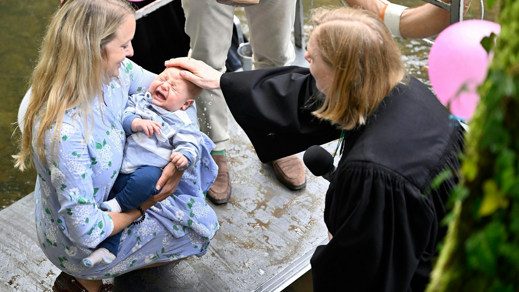 Die evangelische Gemeinde taufte 14 Kinder am Ufer der Dhünn.