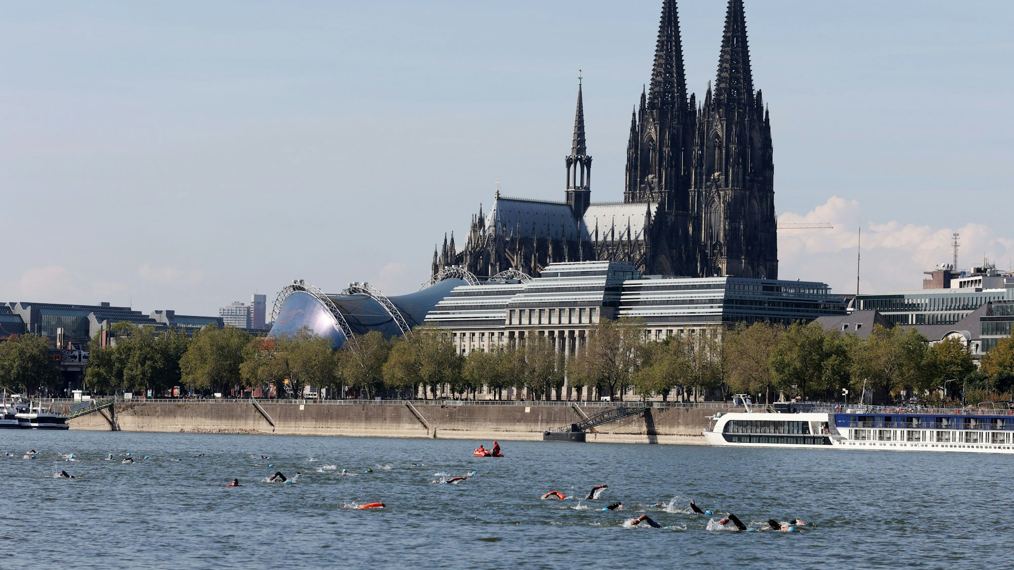 04.09.2022
Köln:
Triathlon Köln - Schwimmstart der Olympischen Distanz im Deutzer Hafen, danach Wechselzone
Foto:Martina Goyert