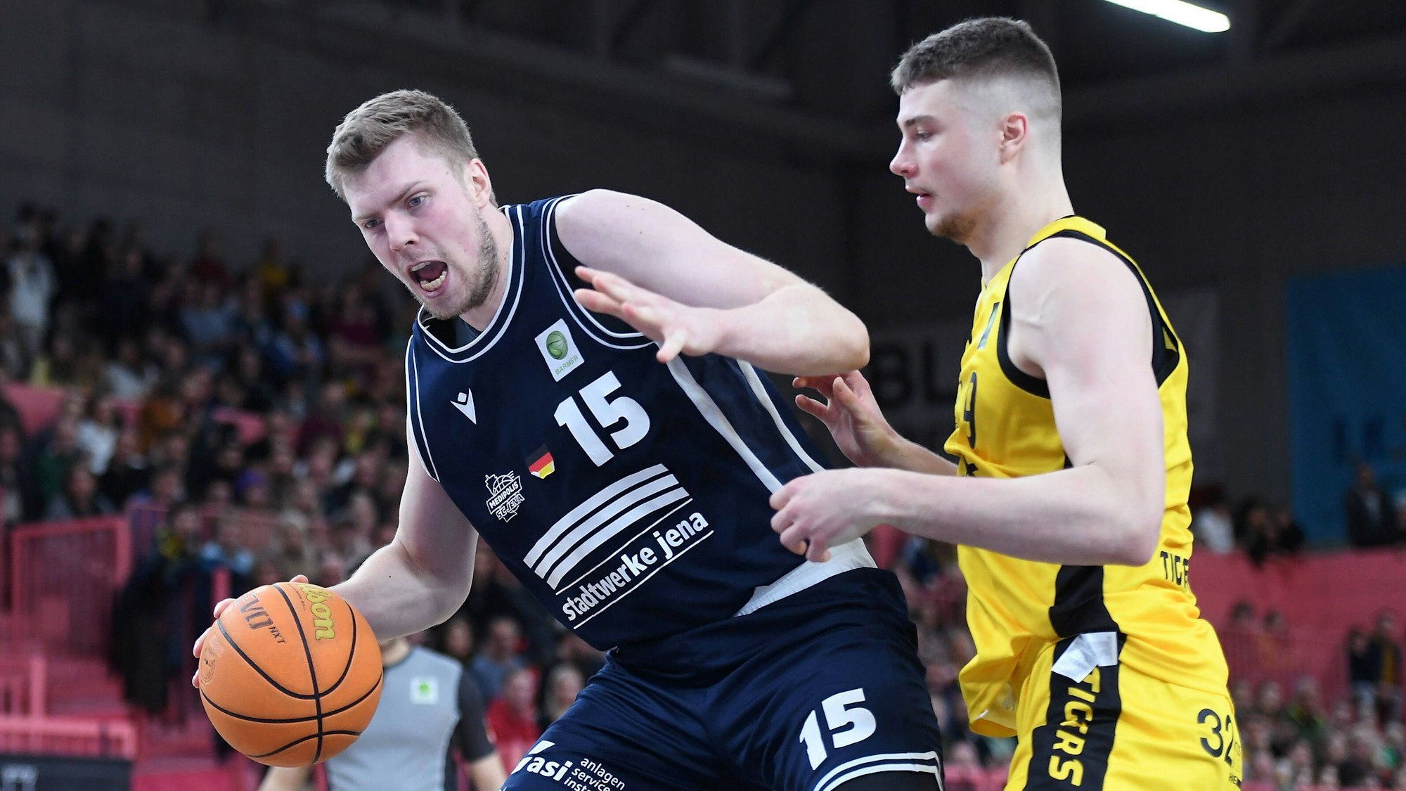 Basketball 2. Bundesliga 2022/2023 11. Spieltag 10.12.2022 Tigers Tuebingen - Medipolis SC Jena Bjoern Rohwer li, Medipolis SC Jena gegen Kriss Helmanis re, Tigers *** Basketball 2 Bundesliga 2022 2023 11 Matchday 10 12 2022 Tigers Tuebingen Medipolis SC Jena Bjoern Rohwer li, Medipolis SC Jena vs Kriss Helmanis r, Tigers