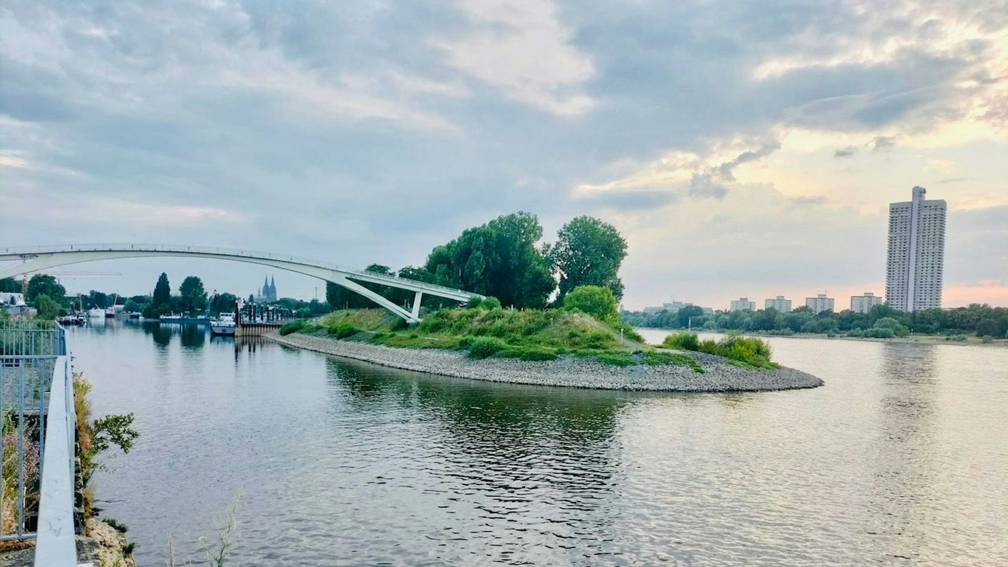 eine Brücke führt zu einer Insel im Rhein