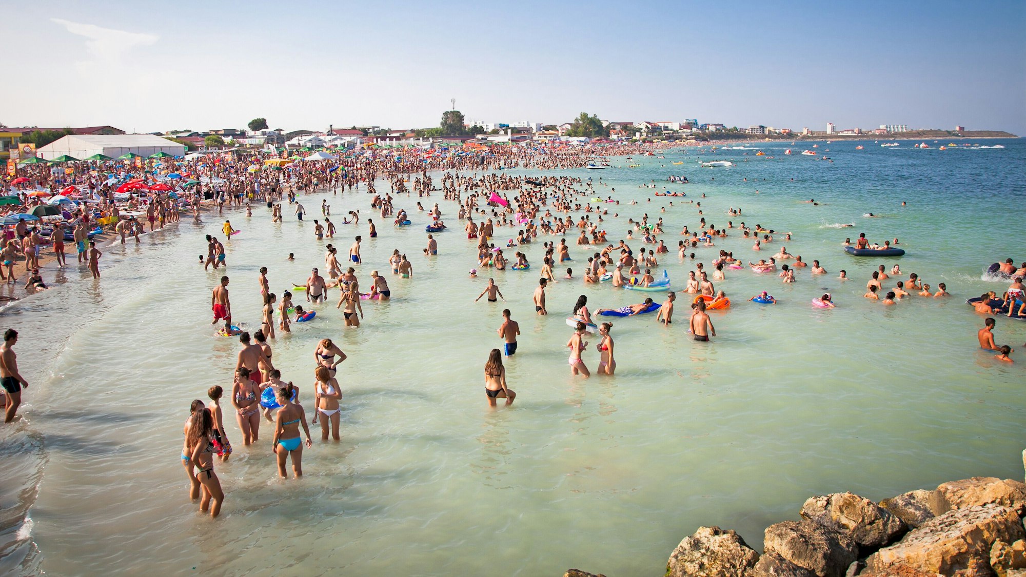 Der Strand in Costinesti gehört zu den beliebtesten Touristenorten in Rumänien. Am Montag explodierte hier eine vermutlich russische Seemine und sorgte für Aufregung bei Urlaubern und Bewohnern des Ortes. (Archivbild)