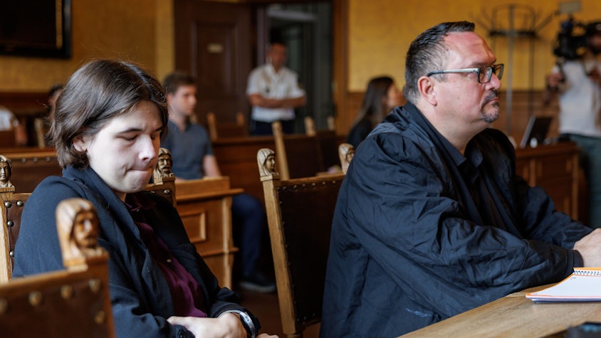 Bamberg: Eine Frau, die den Impfstoffhersteller Astrazeneca auf Schadenersatz verklagt, sitzt vor Beginn einer Berufungsverhandlung im Oberlandesgericht (OLG) Bamberg neben ihrem Verteidiger Volker Loeschner