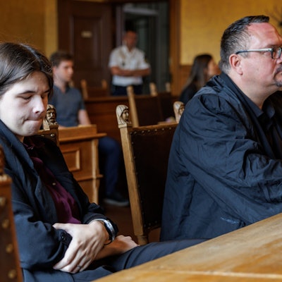 Bamberg: Eine Frau, die den Impfstoffhersteller Astrazeneca auf Schadenersatz verklagt, sitzt vor Beginn einer Berufungsverhandlung im Oberlandesgericht (OLG) Bamberg neben ihrem Verteidiger Volker Loeschner