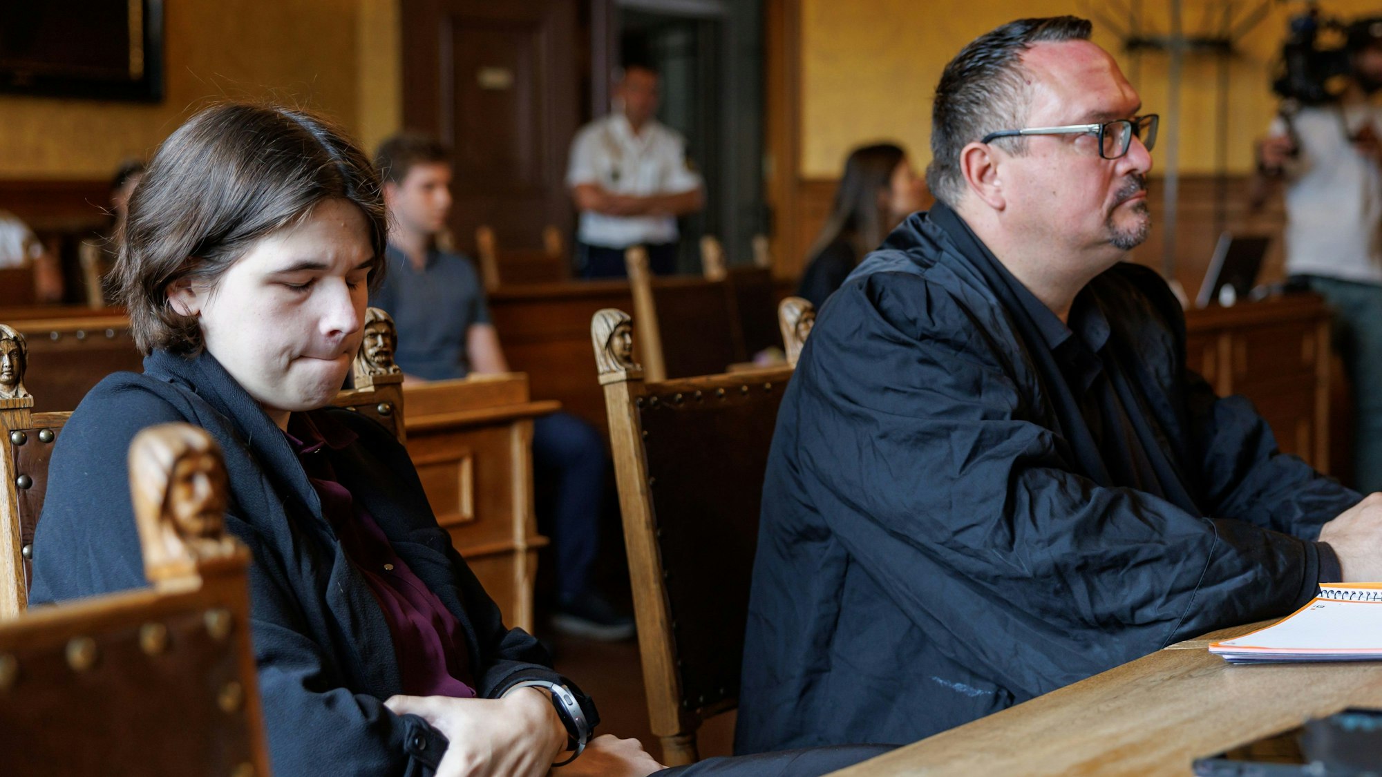 Bamberg: Eine Frau, die den Impfstoffhersteller Astrazeneca auf Schadenersatz verklagt, sitzt vor Beginn einer Berufungsverhandlung im Oberlandesgericht (OLG) Bamberg neben ihrem Verteidiger Volker Loeschner