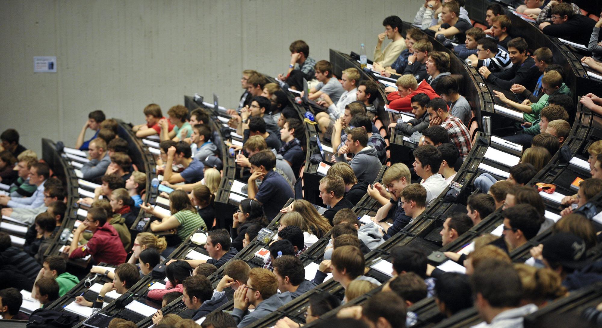 Studenten einer Hochschule in der Aula (Symbolbild)