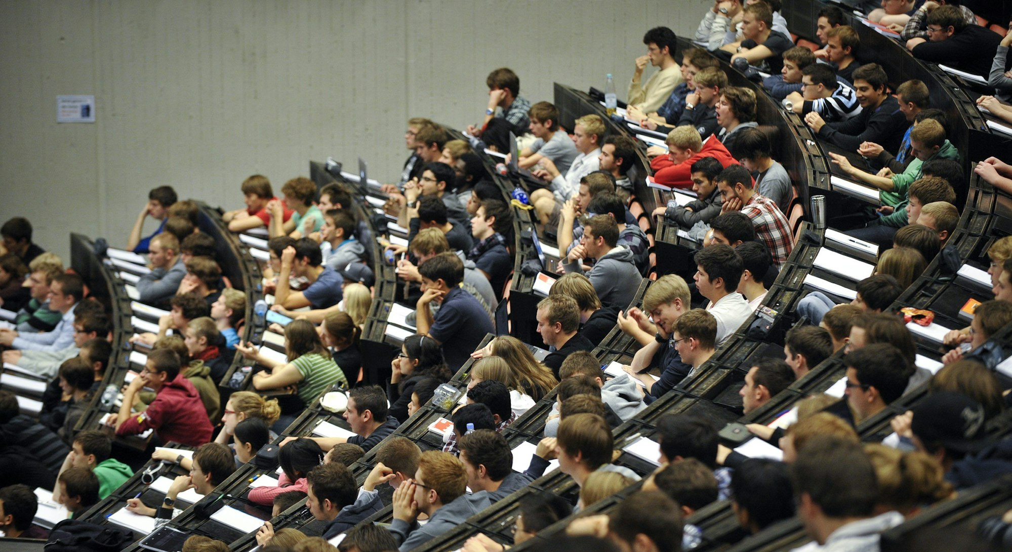 Studenten einer Hochschule in der Aula (Symbolbild)